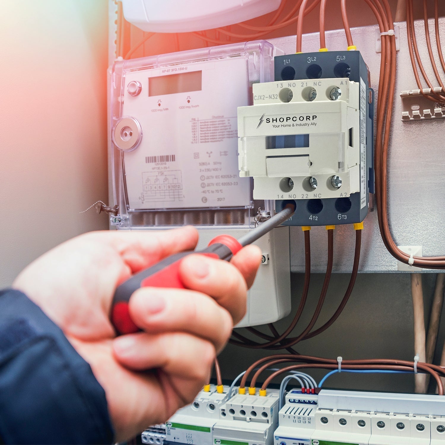 What Is a Normally Closed Contactor? Applications, Benefits & Selection Tips